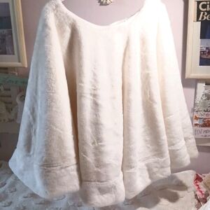 Elegant🎄Koolaburra by UGG Tree Skirt 🎄Plush  White Silky Faux Fur